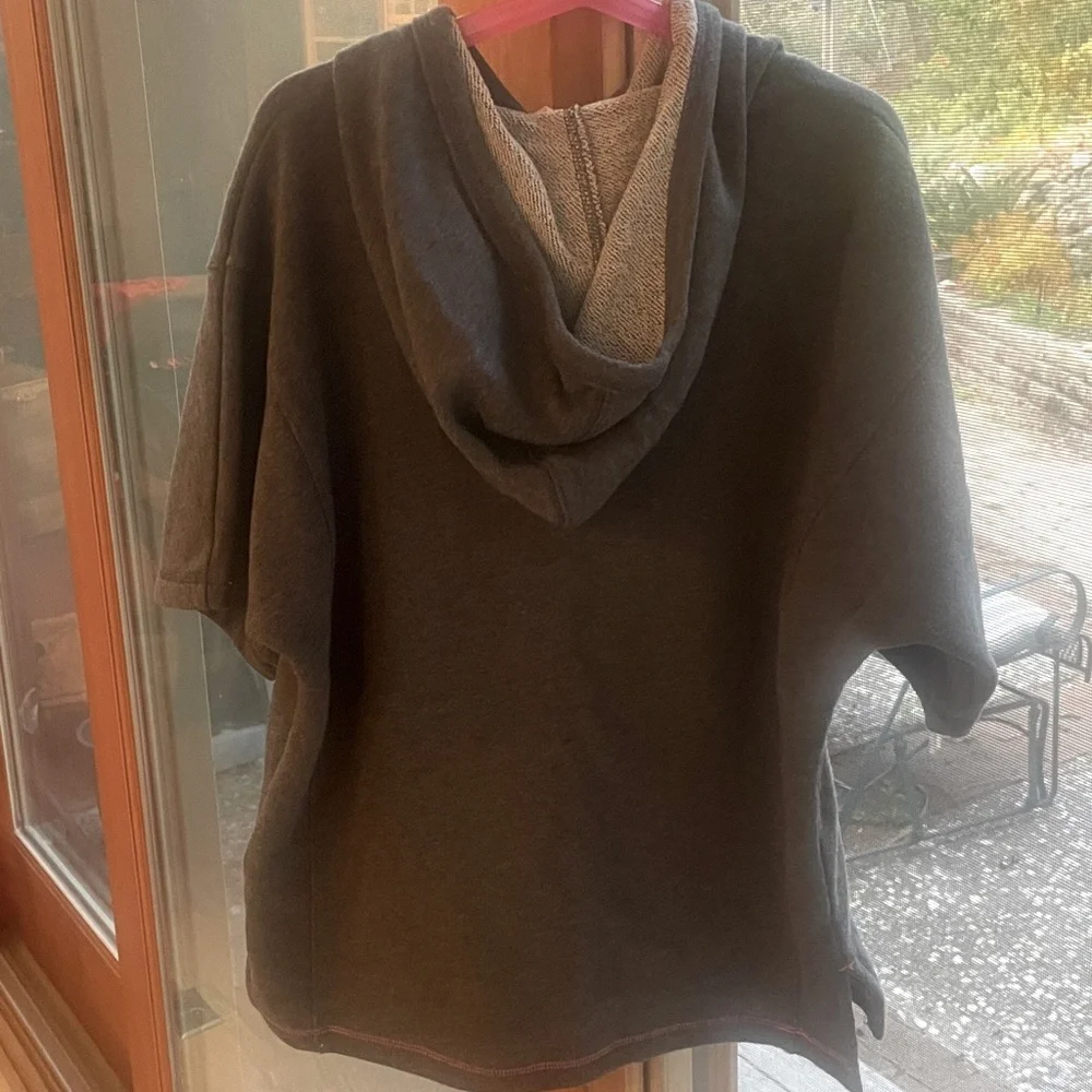 Gap Fit Kids Hoodie Short Sleeve. Kangaroo pocket. Grey. Size L. EUC.